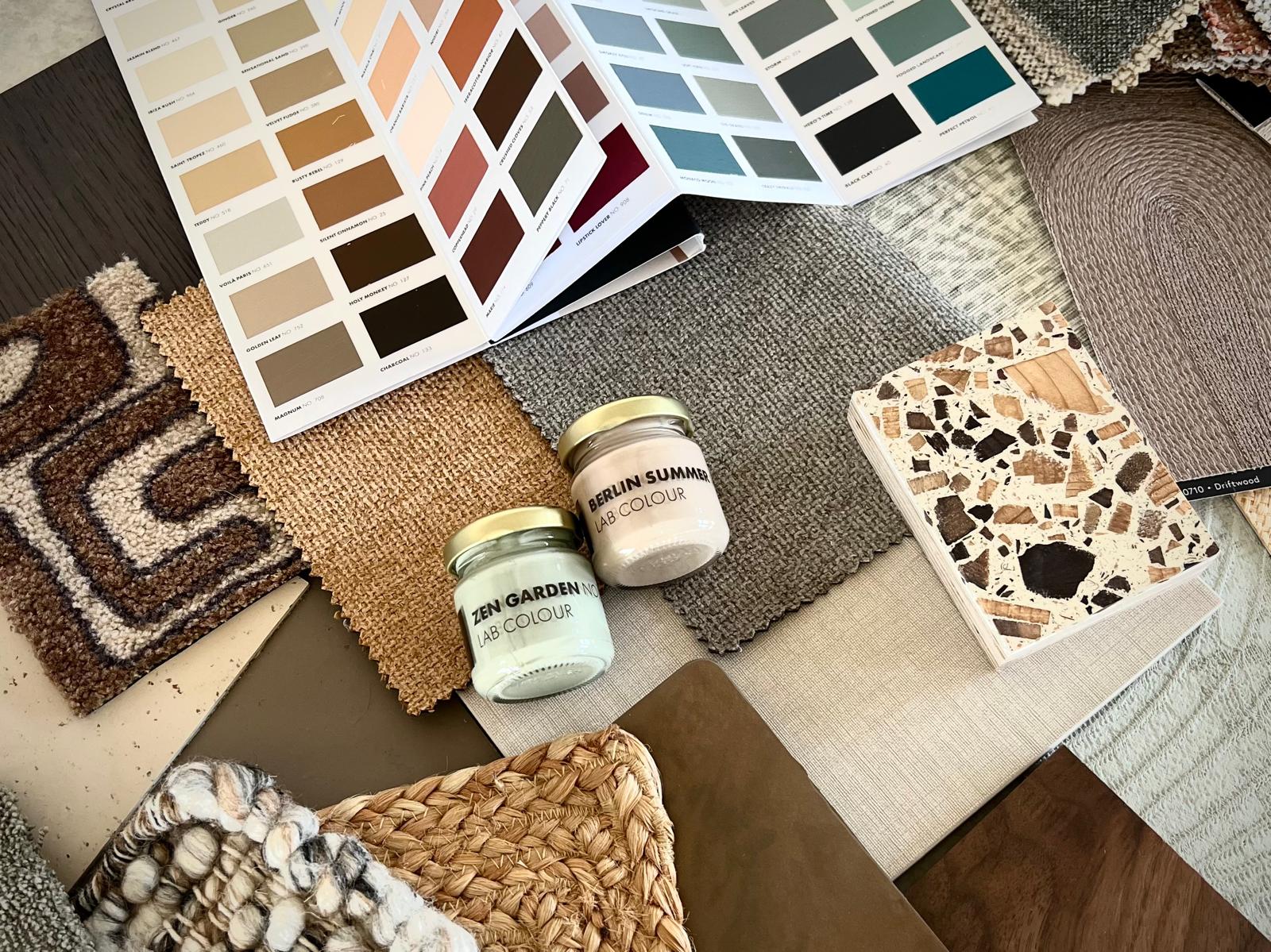 Kleurstalen en materiaalstalen op tafel voor interieuradvies aan huis tijdens de Interieur Boost sessie.