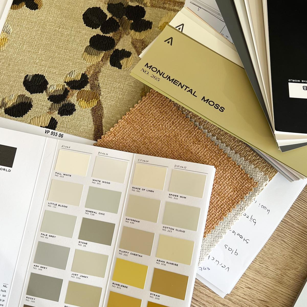 Interieurontwerper [Jouw Naam] geeft stylingadvies met kussens en plaids tijdens een Interieur Boost aan huis.