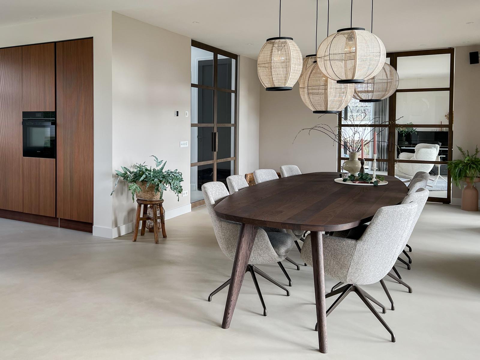 Interieurontwerper [Jouw Naam] geeft stylingadvies met kussens en plaids tijdens een Interieur Boost aan huis.